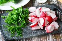 Фото приготовления рецепта: Овощной салат со щавелем и яичными блинчиками - шаг №6