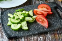 Фото приготовления рецепта: Овощной салат со щавелем и яичными блинчиками - шаг №7