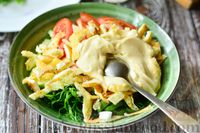 Фото приготовления рецепта: Овощной салат со щавелем и яичными блинчиками - шаг №9