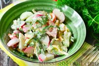 Фото приготовления рецепта: Овощной салат со щавелем и яичными блинчиками - шаг №10