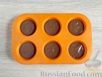 Фото приготовления рецепта: Влажные шоколадные кексы в микроволновке - шаг №7