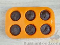 Фото приготовления рецепта: Влажные шоколадные кексы в микроволновке - шаг №8