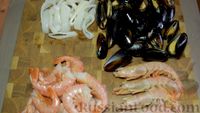 Фото приготовления рецепта: Испанская паэлья в казане на костре (почти плов с морепродуктами) - шаг №4