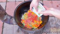Фото приготовления рецепта: Испанская паэлья в казане на костре (почти плов с морепродуктами) - шаг №8