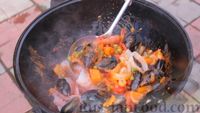 Фото приготовления рецепта: Испанская паэлья в казане на костре (почти плов с морепродуктами) - шаг №10