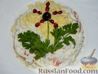Фото к рецепту: Салат с семгой "Дипломат"