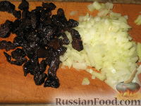 Фото приготовления рецепта: Куриные рулеты с черносливом и печенью - шаг №3
