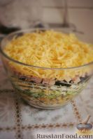 Фото к рецепту: Яркий салат с черносливом