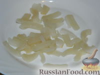 Фото приготовления рецепта: Салат из кальмаров и рыбы "Гавань" - шаг №4