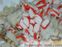 Фото приготовления рецепта: Салат из кальмаров и рыбы "Гавань" - шаг №6