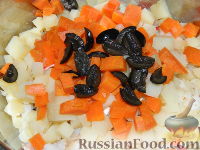 Фото приготовления рецепта: Салат из кальмаров и рыбы "Гавань" - шаг №9
