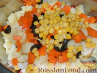Фото приготовления рецепта: Салат из кальмаров и рыбы "Гавань" - шаг №10