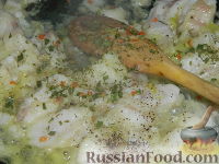 Фото приготовления рецепта: Картофельная запеканка с рыбой - шаг №4
