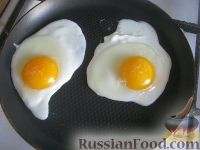 Фото приготовления рецепта: Рубленый бифштекс с яйцом - шаг №8