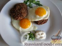 Фото приготовления рецепта: Рубленый бифштекс с яйцом - шаг №9