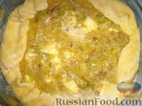 Фото приготовления рецепта: Открытый пирог с луком-пореем и сыром горгонзола - шаг №4