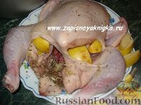 Фото приготовления рецепта: Курица, запеченная целиком в мультиварке, с айвой - шаг №3