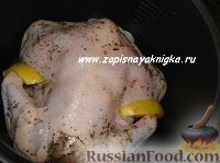 Фото приготовления рецепта: Курица, запеченная целиком в мультиварке, с айвой - шаг №4