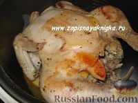 Фото приготовления рецепта: Курица, запеченная целиком в мультиварке, с айвой - шаг №6