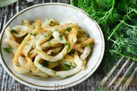 Фото к рецепту: Салат из кальмаров с грецкими орехами, укропом и чесноком