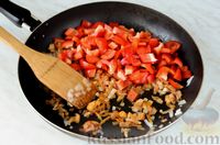 Фото приготовления рецепта: Рулетики из слоёного теста с грибами, маслинами и помидорами - шаг №6