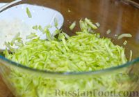 Фото приготовления рецепта: Кабачковые оладьи с зеленым луком и сметанно-чесночным соусом - шаг №1