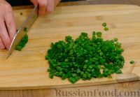 Фото приготовления рецепта: Кабачковые оладьи с зеленым луком и сметанно-чесночным соусом - шаг №2