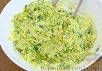 Фото приготовления рецепта: Кабачковые оладьи с зеленым луком и сметанно-чесночным соусом - шаг №4