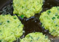 Фото приготовления рецепта: Кабачковые оладьи с зеленым луком и сметанно-чесночным соусом - шаг №9