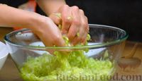 Фото приготовления рецепта: Кабачковые оладьи с зеленым луком и сметанно-чесночным соусом - шаг №3