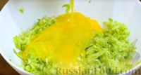Фото приготовления рецепта: Кабачковые оладьи с зеленым луком и сметанно-чесночным соусом - шаг №6