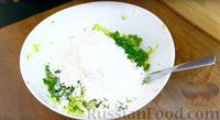 Фото приготовления рецепта: Кабачковые оладьи с зеленым луком и сметанно-чесночным соусом - шаг №7