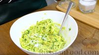Фото приготовления рецепта: Кабачковые оладьи с зеленым луком и сметанно-чесночным соусом - шаг №8