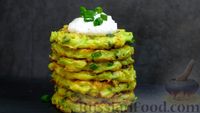 Фото приготовления рецепта: Кабачковые оладьи с зеленым луком и сметанно-чесночным соусом - шаг №11