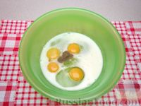 Фото приготовления рецепта: Омлет с зеленью, сыром и молоком, в лаваше - шаг №3