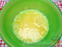 Фото приготовления рецепта: Омлет с зеленью, сыром и молоком, в лаваше - шаг №4
