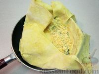 Фото приготовления рецепта: Омлет с зеленью, сыром и молоком, в лаваше - шаг №14