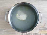 Фото приготовления рецепта: Куриный суп с жареной вермишелью - шаг №3
