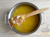 Фото приготовления рецепта: Куриный суп с жареной вермишелью - шаг №12