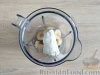 Фото приготовления рецепта: Молочный коктейль с бананом и мороженым - шаг №4