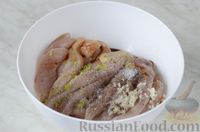Фото приготовления рецепта: Запечённые куриные стрипсы в сырной панировке, с йогуртовым соусом - шаг №5