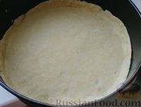 Фото приготовления рецепта: Луковый пирог с сырной заливкой - шаг №6