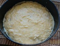 Фото приготовления рецепта: Луковый пирог с сырной заливкой - шаг №12