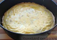 Фото приготовления рецепта: Луковый пирог с сырной заливкой - шаг №14