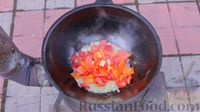 Фото приготовления рецепта: Испанская паэлья в казане на костре (почти плов с морепродуктами) - шаг №6