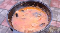 Фото приготовления рецепта: Испанская паэлья в казане на костре (почти плов с морепродуктами) - шаг №12