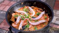 Фото приготовления рецепта: Испанская паэлья в казане на костре (почти плов с морепродуктами) - шаг №13