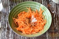 Фото приготовления рецепта: Салат с курицей, морковью по-корейски и маринованными огурцами - шаг №4