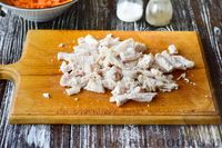 Фото приготовления рецепта: Салат с курицей, морковью по-корейски и маринованными огурцами - шаг №3