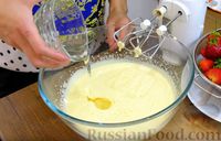 Фото приготовления рецепта: Сочный пирог с клубникой - шаг №3